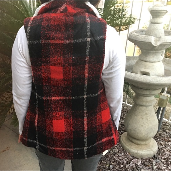 REAGAN Sherpa Plaid Open-Front Vest - Picture 2 of 6
